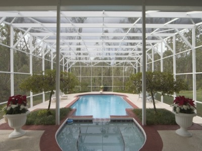 Florida Pool Enclosures: 4 Tips for a Debris-Free Pool Cage